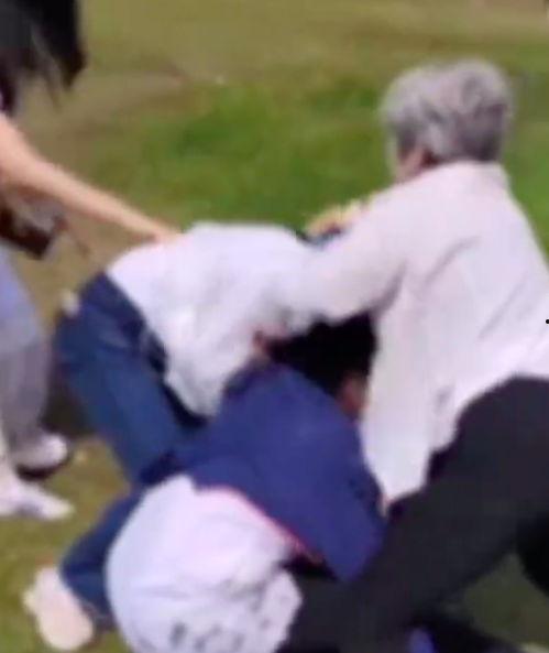 温州网友打架爆料新闻视频,街头打架事件引发热议 第2张 温州网友打架爆料新闻视频,街头打架事件引发热议 第2张